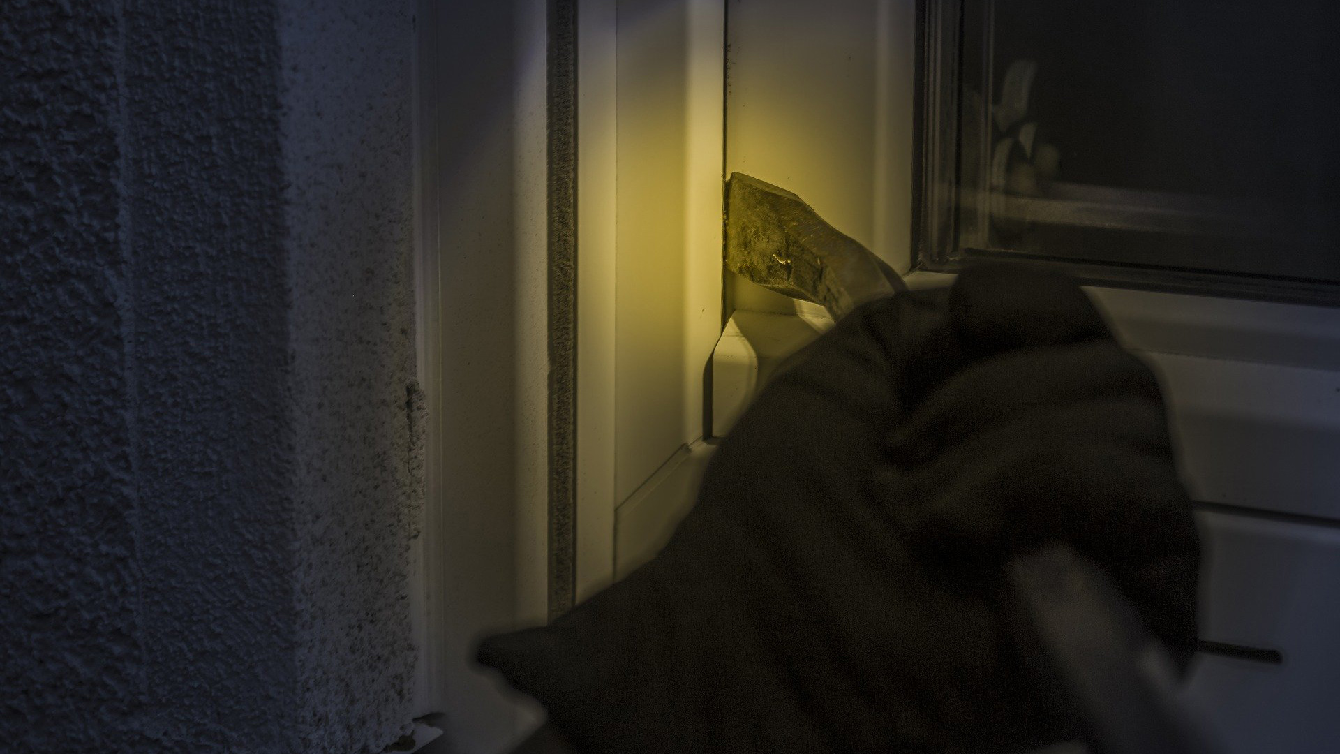 File op A27 door ongeluk bij Lexmond | Politie waarschuwt voor Pakjesavond-inbrekers.