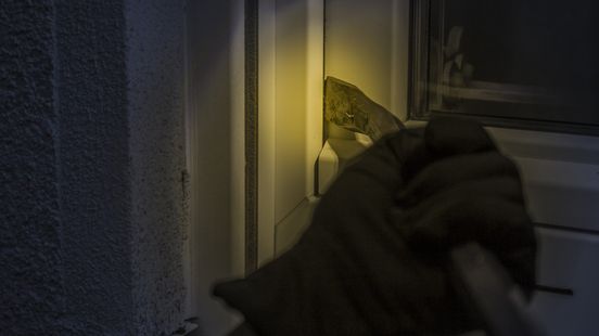 File op A27 door ongeluk bij Lexmond | Politie waarschuwt voor Pakjesavond-inbrekers. File op A27 door ongeluk bij Lexmond | Politie waarschuwt voor Pakjesavond-inbrekers.