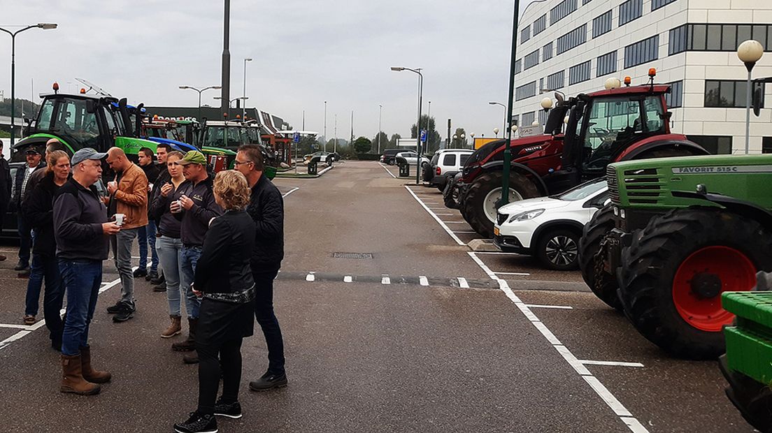 In Veenendaal verzamelen boeren zich bij de McDonald's