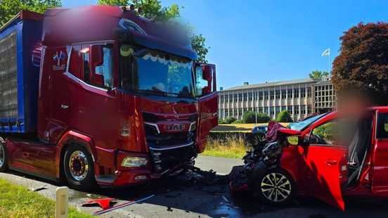 Zwaargewonde door botsing met vrachtwagen. Zwaargewonde door botsing met vrachtwagen.