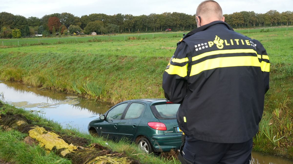 Auto te water in Barger-Compascuum, bestuurder niet te vinden