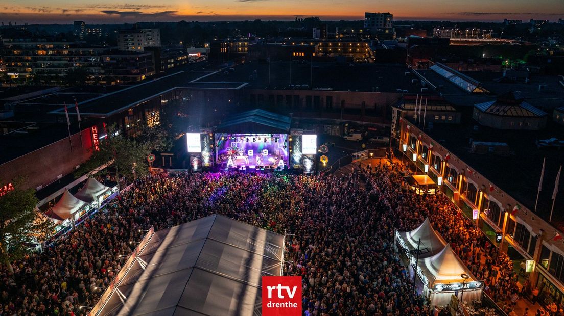 Het nieuwe Koopmansplein is te klein voor 5000 TT-feestgangers, dus komt de mainstage in de Weiersstraat