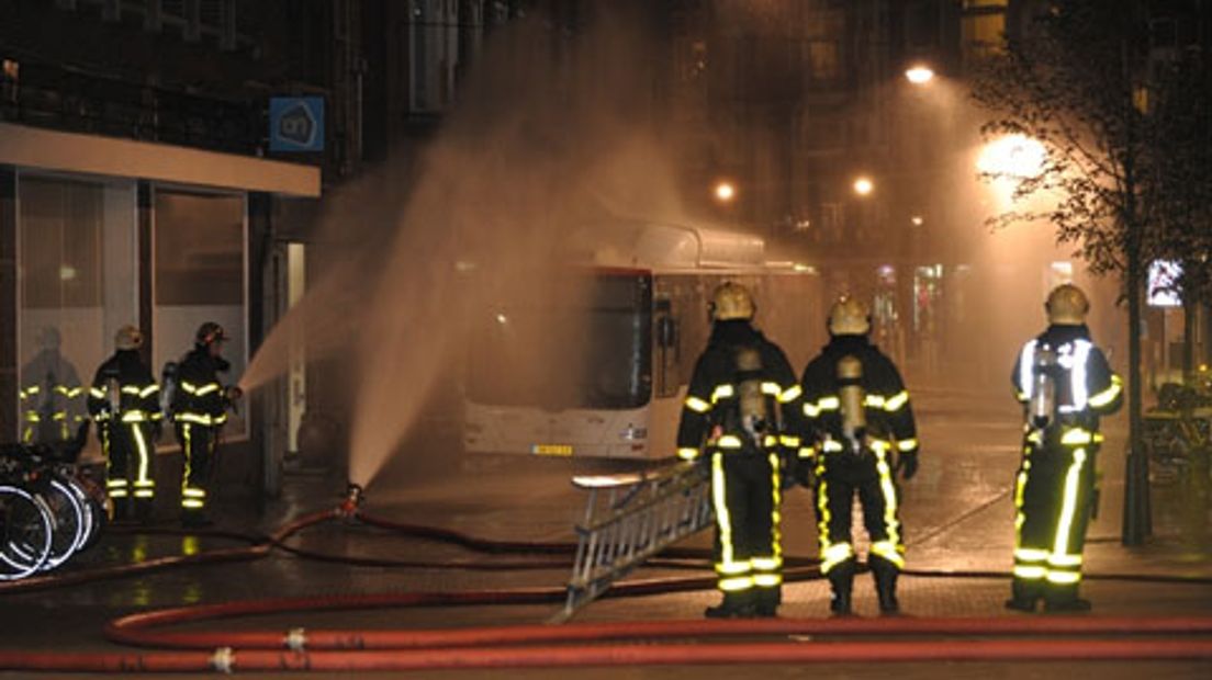 Het gas dat uit de bus ontsnapt wordt door de brandweer verneveld