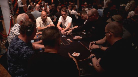 Honderden pokeraars bij elkaar: wie heeft de beste pokerface?