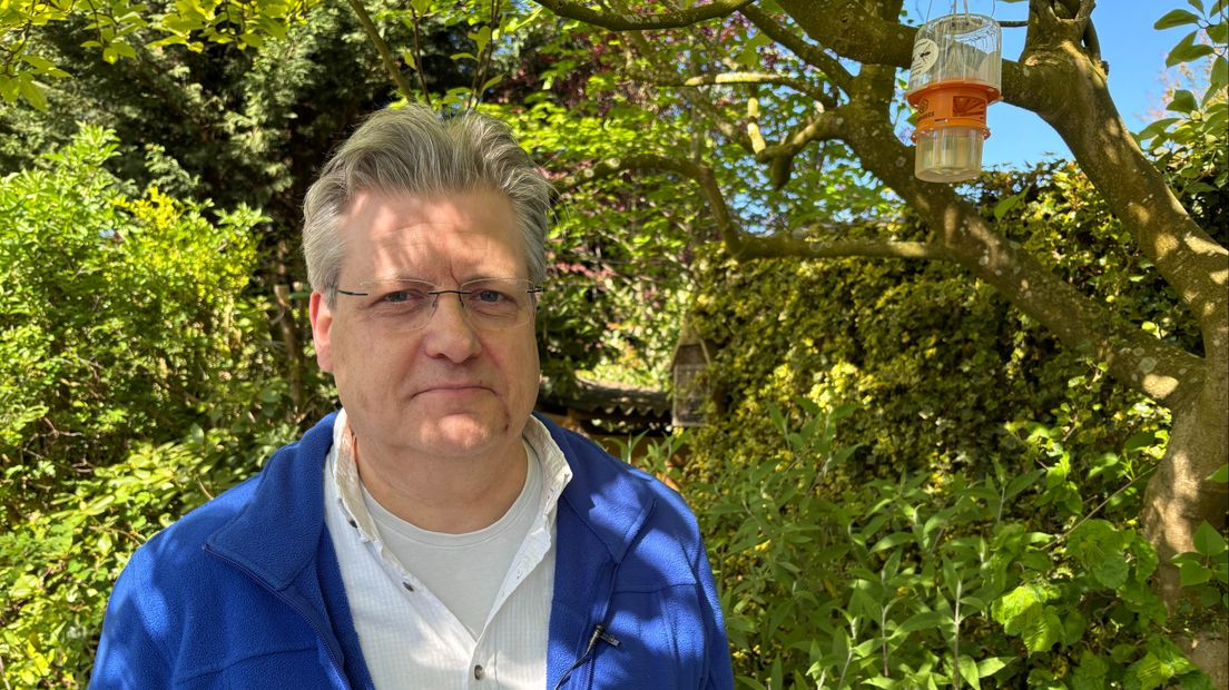 Arjen Gerritsen naast een val in een boom