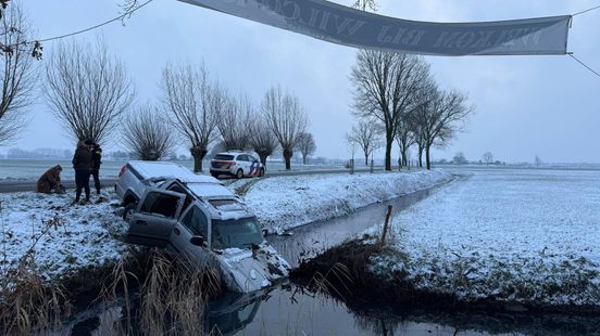 Bestuurder verliest de macht over het stuur en eindigt in de sloot