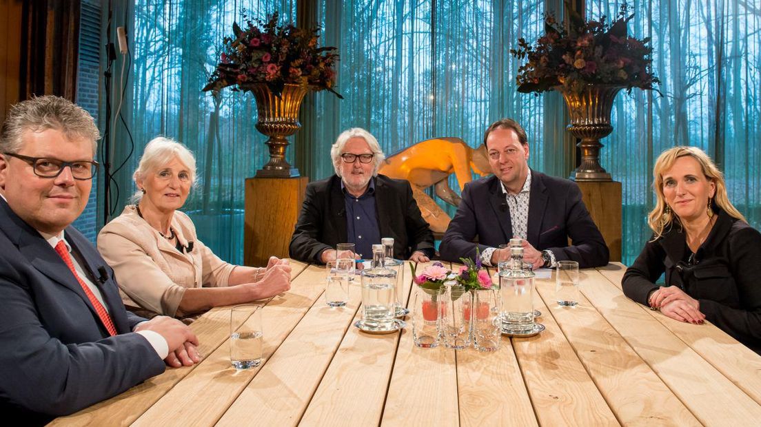 Presentatoren Andries Ophof en Ton Henzen met hun gasten aan tafel (Rechten: Leo de Harder)