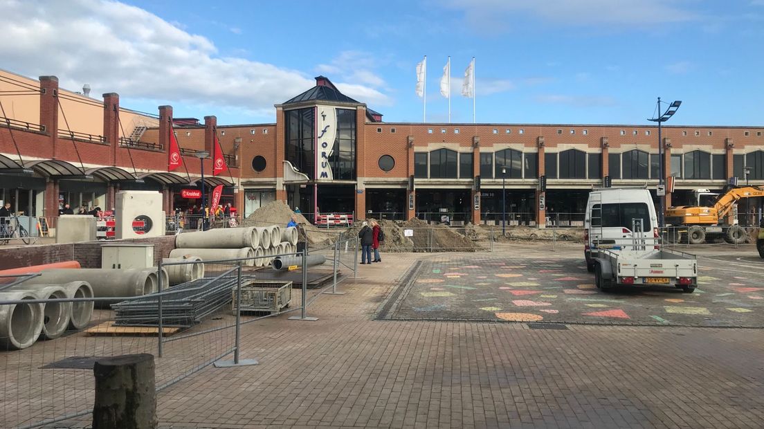 Komend voorjaar start de ombouw van het zuidelijke deel van 't Forum, met boven drie bouwlagen woningen (Rechten: RTV Drenthe / Margriet Benak)