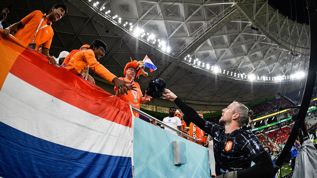 Keeper Remko Pasveer uit Hengelo met fans van Oranje op het WK in Qatar