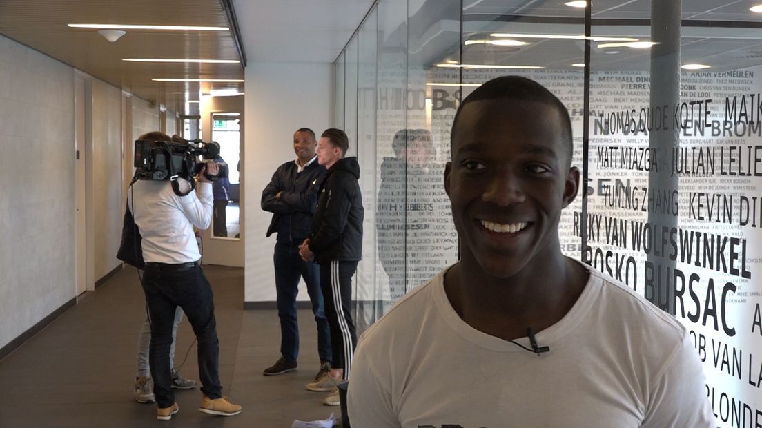 Iedereen die zijn debuut maakt in het eerste elftal van Vitesse mag zijn naam plakken op de heldenwand op sportcomplex Papendal. Na dit seizoen mochten de talenten van Jong Vitesse, Lassane Faye en Julian Calor, zich melden bij de wand.