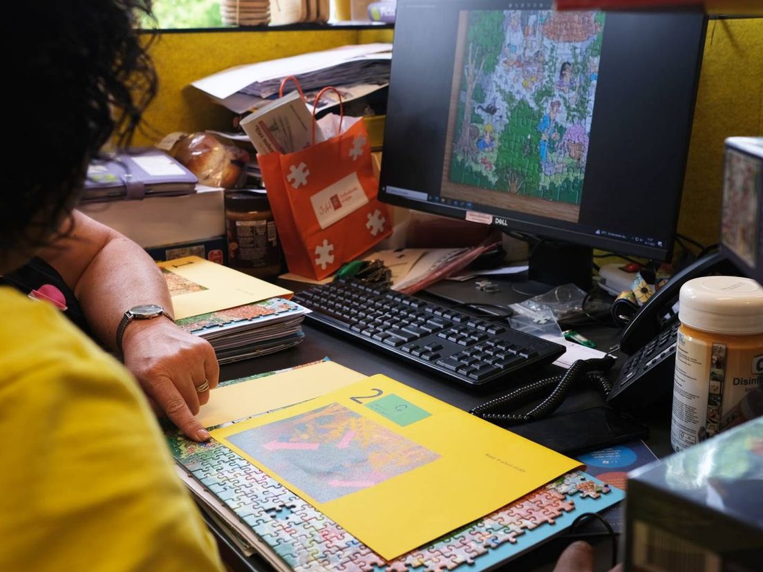 Jeanelis vergelijkt de ingezonden foto van een puzzelaar met een puzzel uit de kast