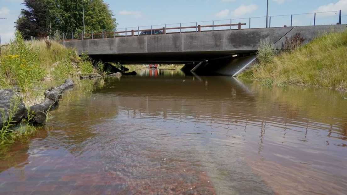 De fietstunnel aan de Zutphensestraatweg in Ellecom staat volledig blank.