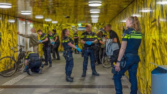 Twee messen gevonden bij fouilleeractie metrostation | Fietsen verwoest bij botsing tussen twee autos. Twee messen gevonden bij fouilleeractie metrostation | Fietsen verwoest bij botsing tussen twee autos.