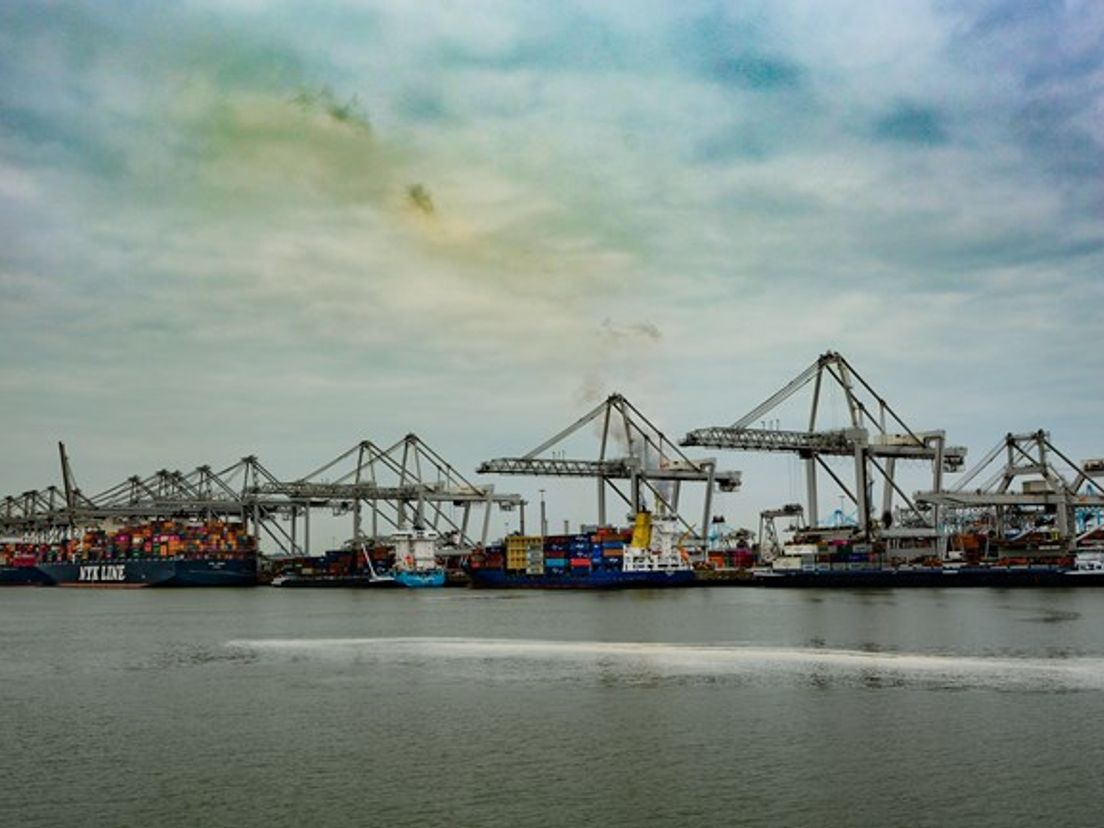 China is een belangrijke handelspartner voor de Rotterdamse haven en krijgt daardoor meer te zeggen. Rob de Wijk: 'Economie is politiek'