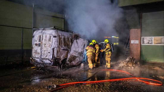 Inzittende auto aangehouden • auto belandt ondersteboven
