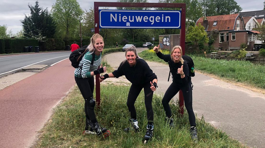 Drie sportievelingen skeeleren van Utrecht naar Nieuwegein.