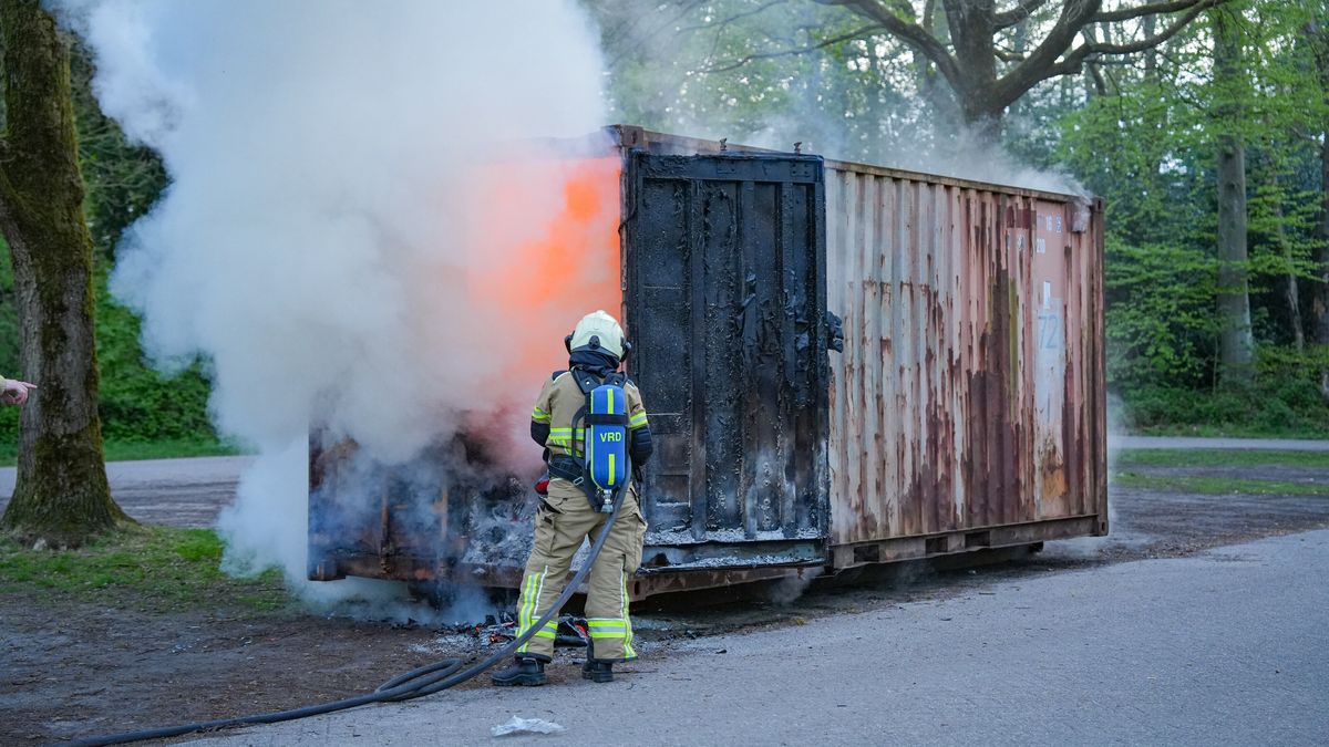 Brand in container met oud papier in Paterswolde