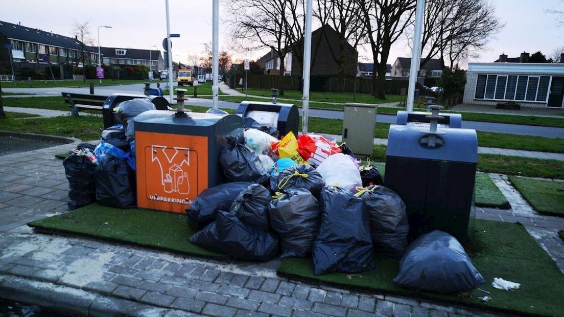 Afval illegaal gedumpt bij winkelcentrum Schelfhorst Almelo