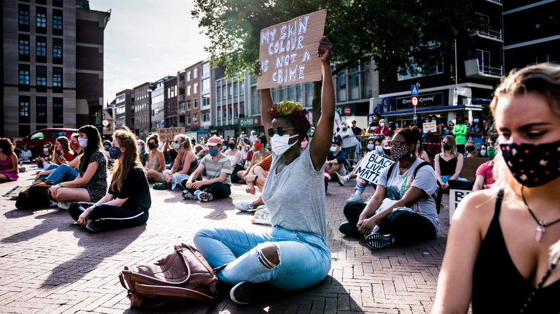 Mensen zitten hier op 1,5 meter afstand van elkaar.