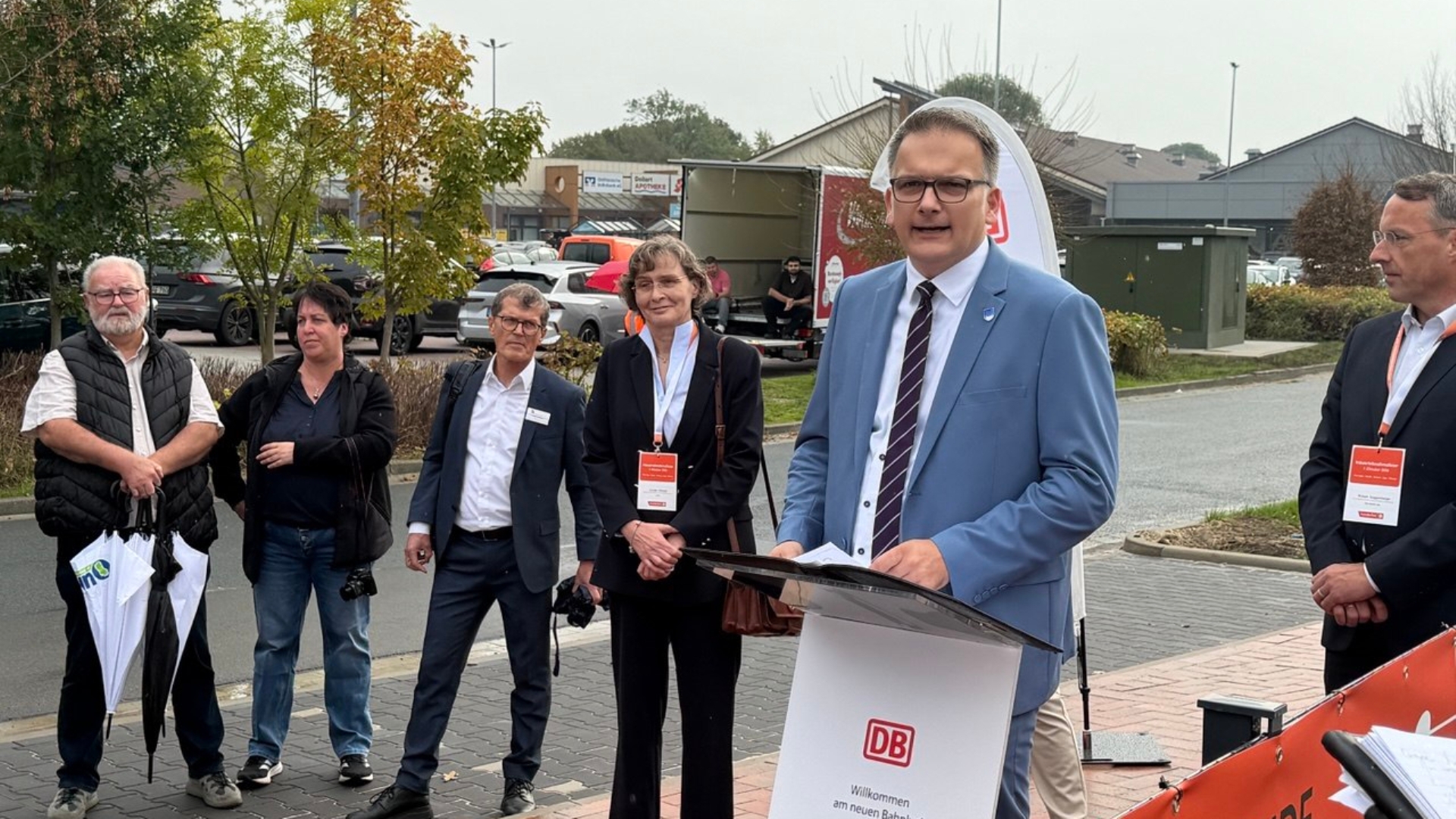 Burgemeester Uwe Sap (SPD) van Bunde is blij dat de trein weer rijdt