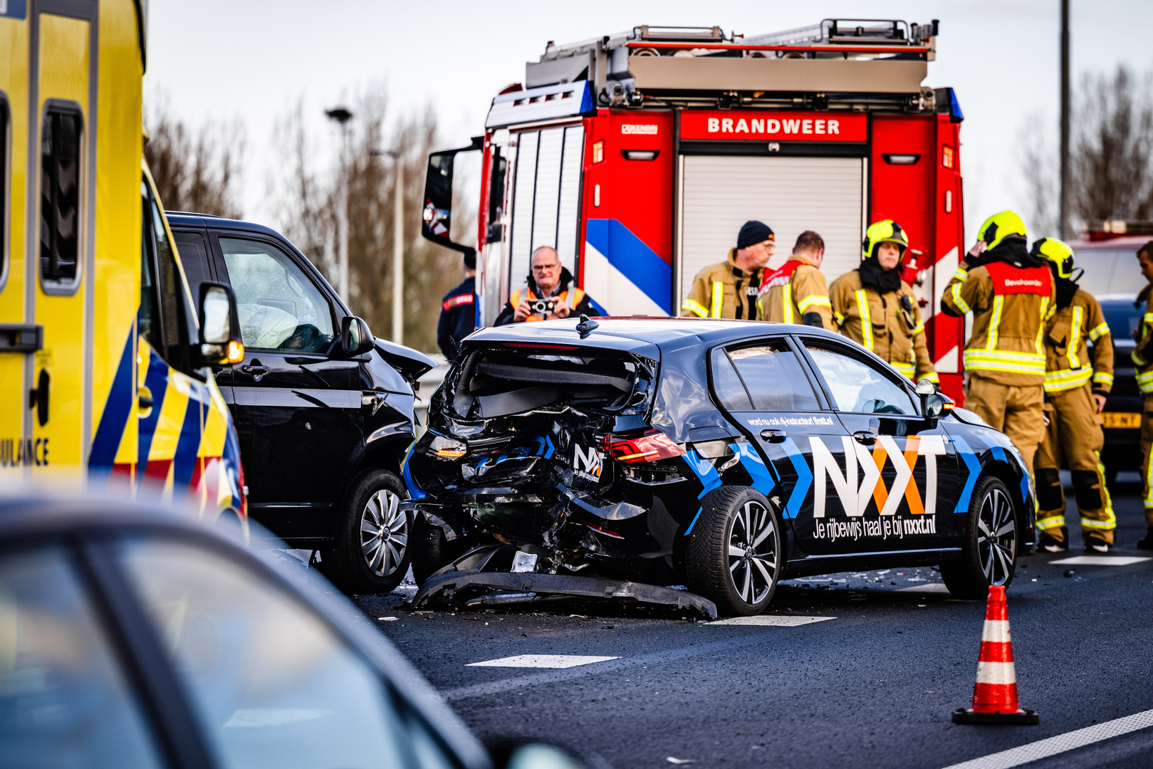 Rijinstructeur gewond na botsing met lesauto, leerling ongedeerd.