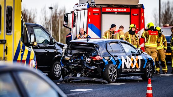 Rijinstructeur gewond na botsing met lesauto, leerling ongedeerd. Rijinstructeur gewond na botsing met lesauto, leerling ongedeerd.