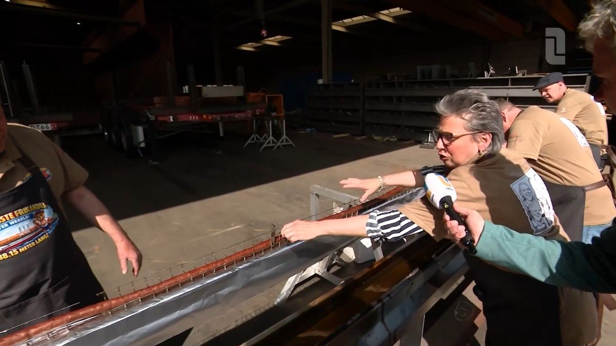 Frikandel net zo groot als binnenvaartschip gebakken in Maasbracht