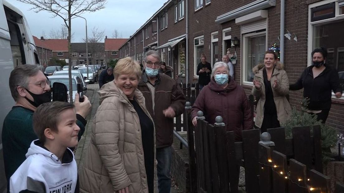 De mensen in het Waterkwartier genieten van het optreden van de Knipping-familie