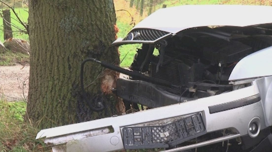 Auto rijdt tegen boom in Collendoorn