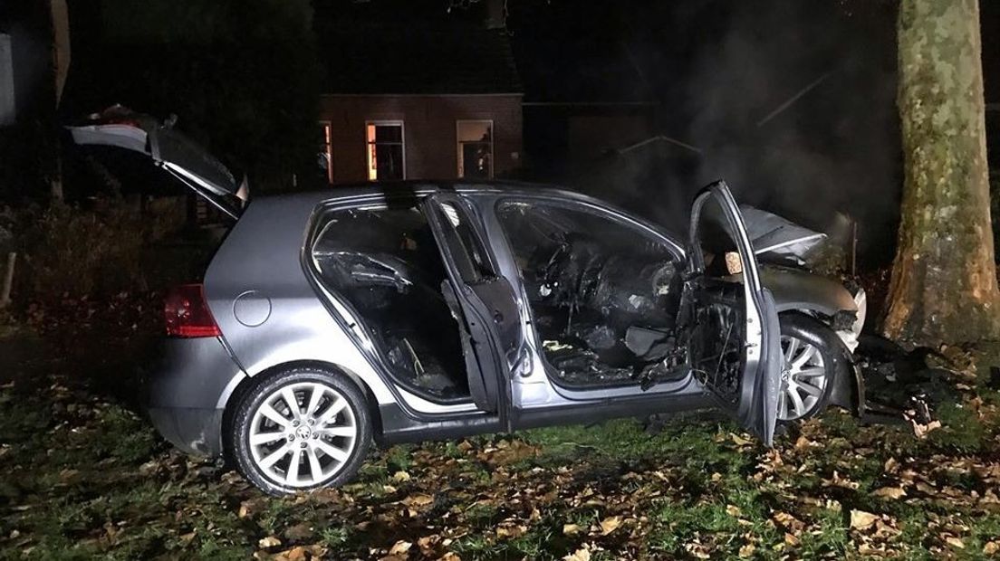 Auto rijdt lantaarnpaal uit de grond en vliegt in brand