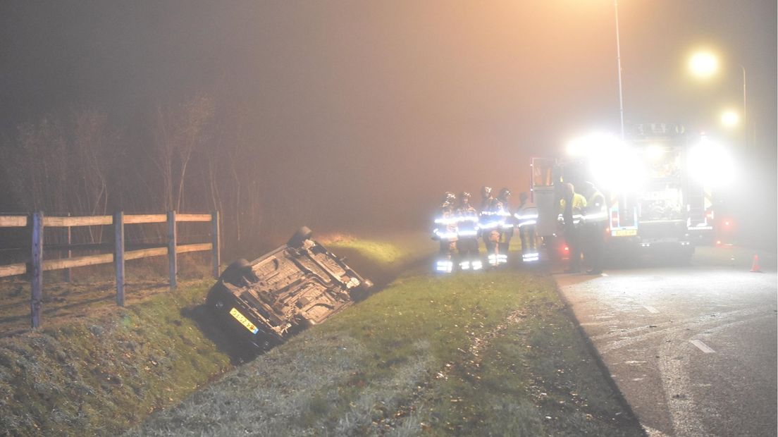 Auto in Slagharen op de kop in de sloot