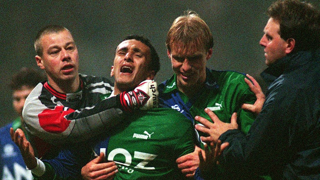 Leonardo is het oneens met een rode kaart tegen Vitesse en moet rustig gehouden worden door teamgenoten
