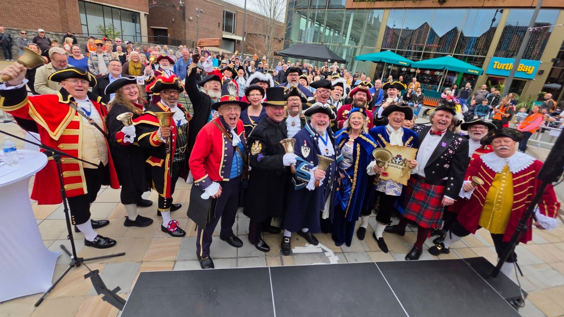 Alle stadsomroepers op een groepsfoto