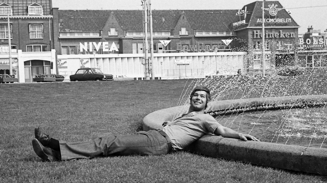 Paul van Vliet poseert voorafgaand aan Avond Aan Zee in 1970