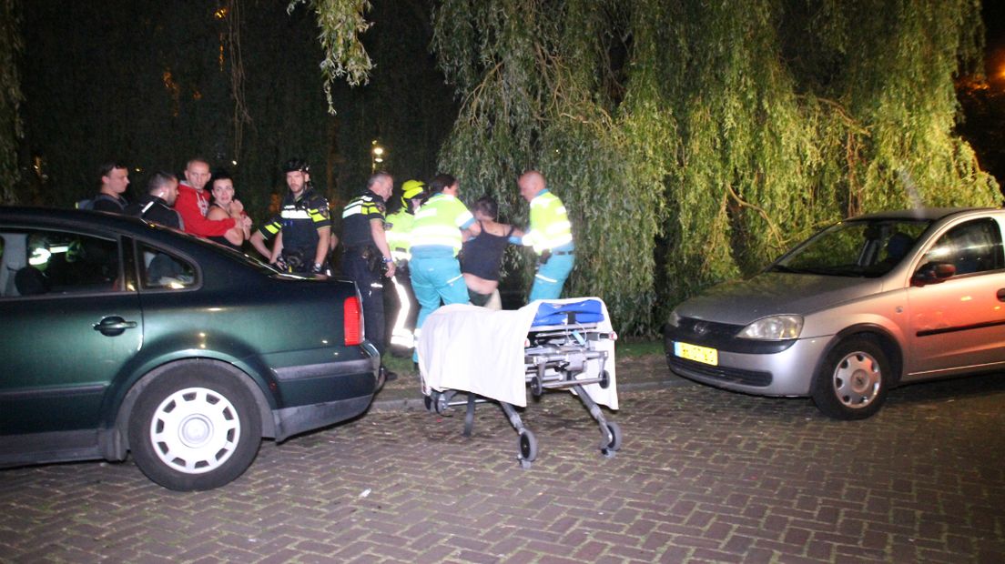 De diefstal werd ontdekt toen de vrouw op het droge werd geholpen.