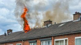 Vlammen slaan metershoog uit woning, brandweerman gewond