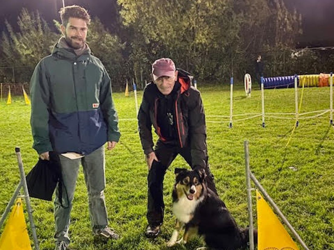 Fotograaf Folkert Koelewijn en trainer Jan Waltmans bij hondensportvereniging De Oase Ridderkerk