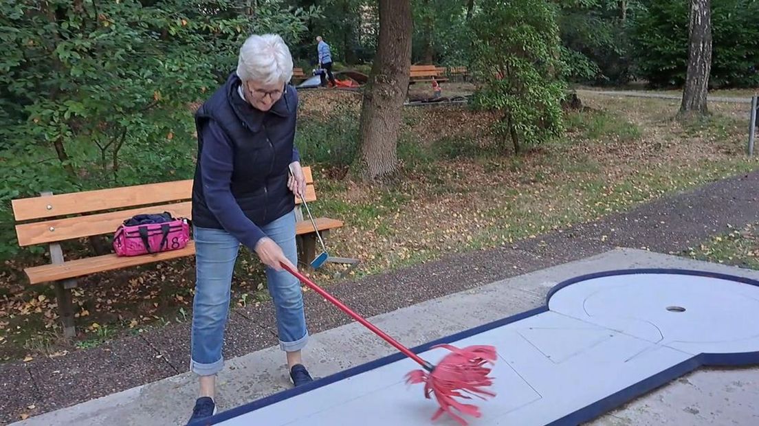 Alie maakt de baan eerst schoon voordat ze gaat spelen