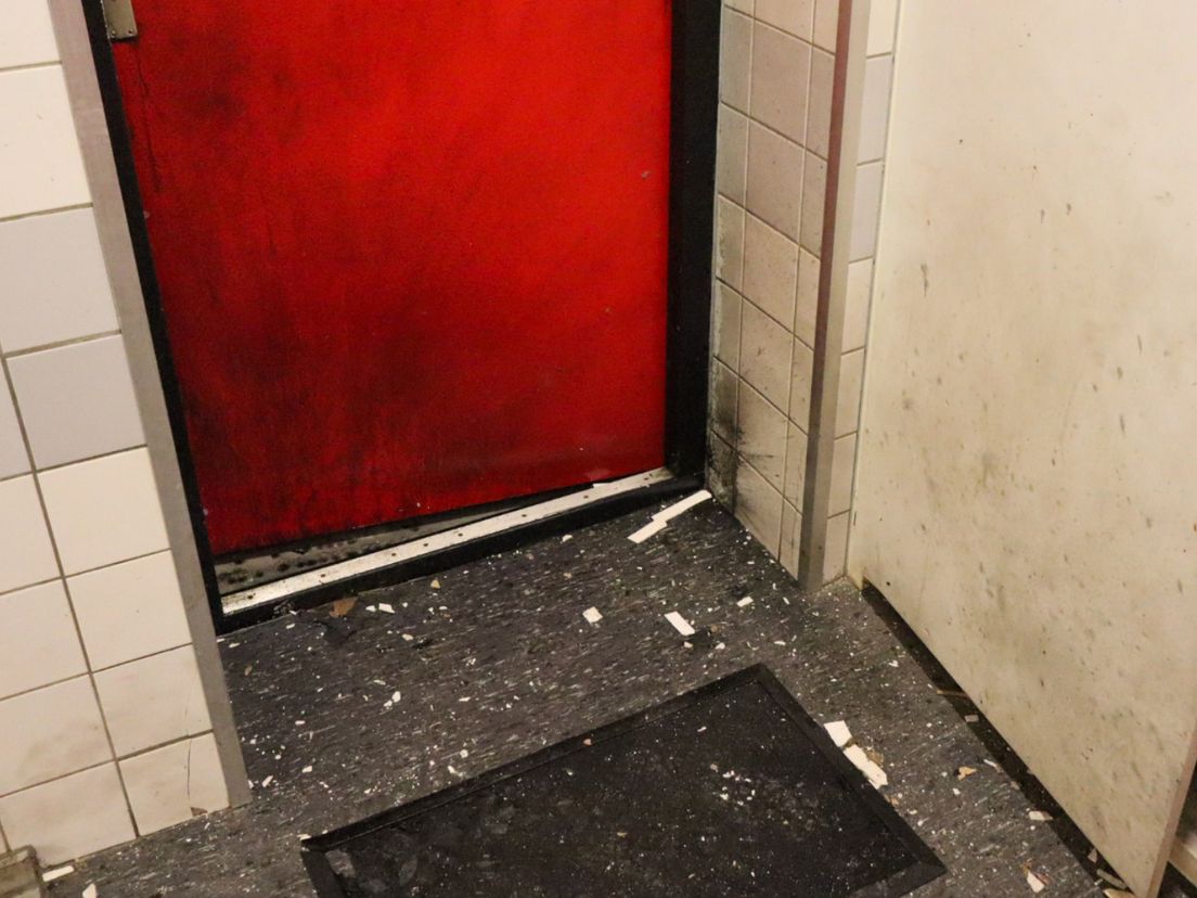 De deur raakte beschadigd door de explosie.