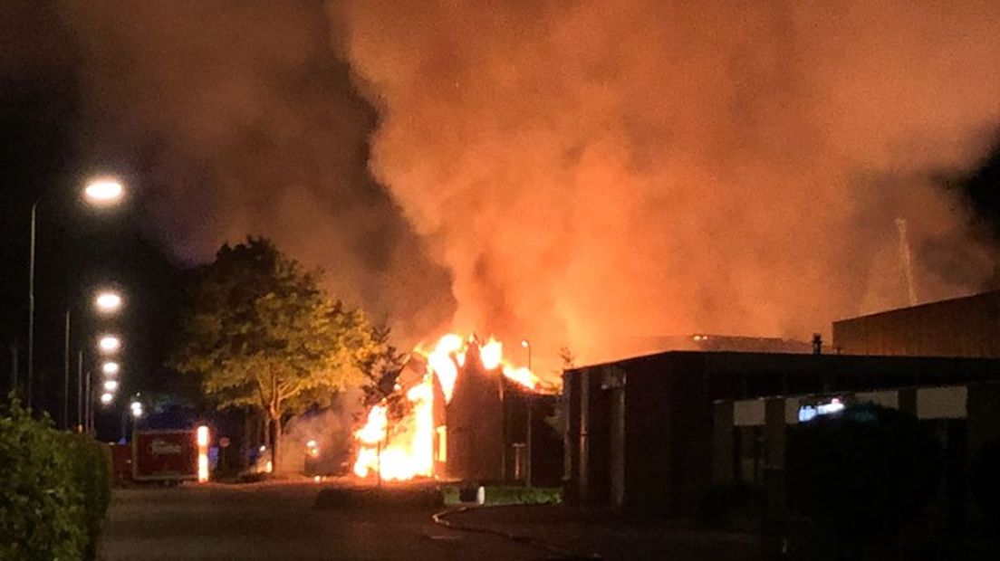 Tussen Apeldoorn en Deventer rijden volgens de NS vanaf ongeveer 17.00/17.30 uur weer treinen. Ter hoogte van Twello lag asbest op het spoor. Dat is vannacht vrijgekomen bij een grote brand in het dorp.