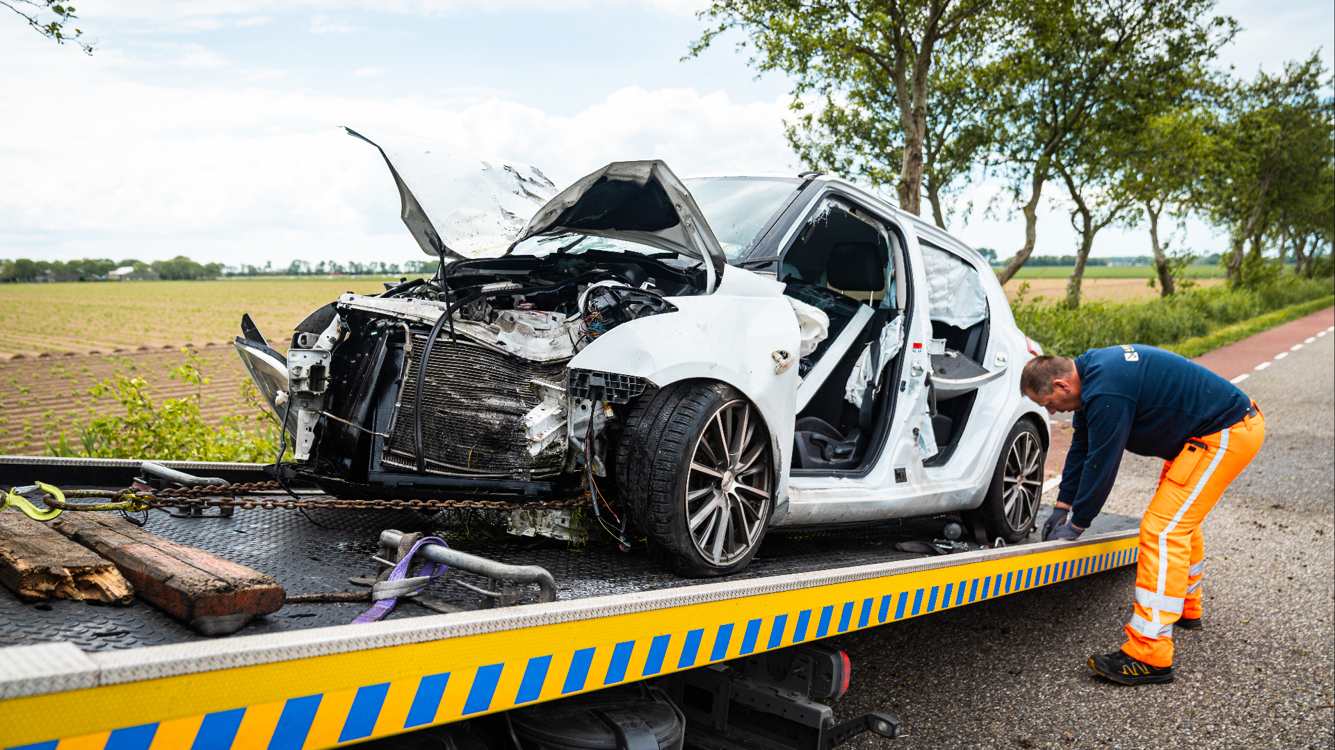 De schade aan de auto is flink door de botsing met de boom