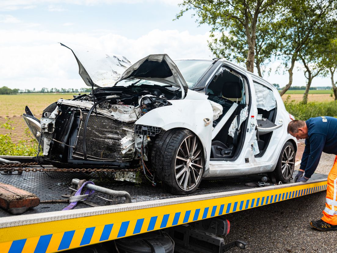 De schade aan de auto is flink door de botsing met de boom