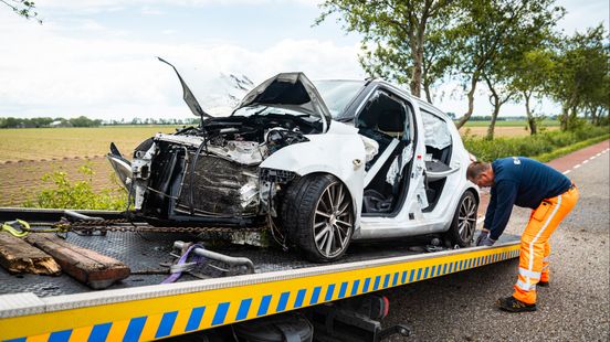 Bestuurder naar ziekenhuis na botsing tegen boom. Bestuurder naar ziekenhuis na botsing tegen boom.