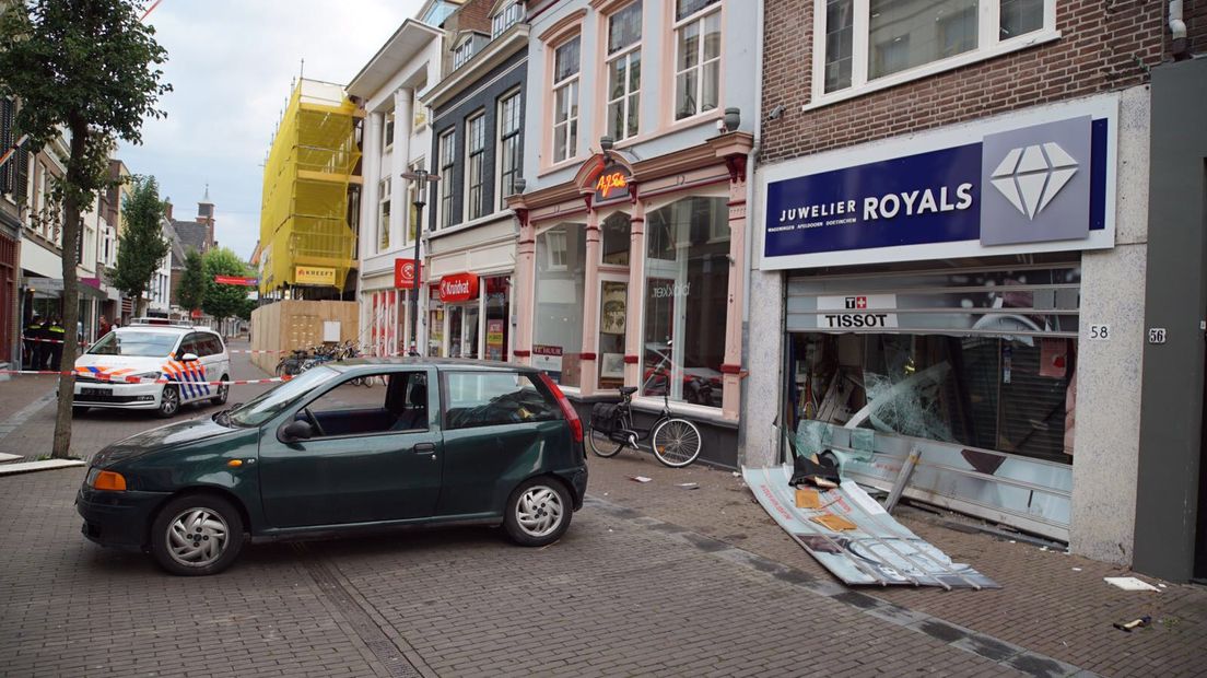 Bij juwelier Royals aan de Hoogstraat in Wageningen heeft donderdagochtend een ramkraak plaatsgevonden, zo meldt de politie.