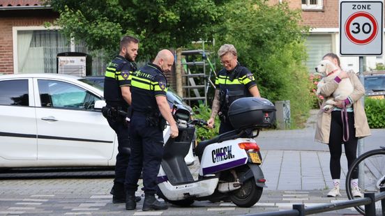 Meisjes vluchten na botsing met deelscooter, scooter blijft zwaar beschadigd achter. Meisjes vluchten na botsing met deelscooter, scooter blijft zwaar beschadigd achter.
