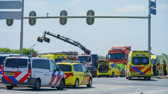 Flinke botsing tussen motor en auto in Spaarndam. Flinke botsing tussen motor en auto in Spaarndam.