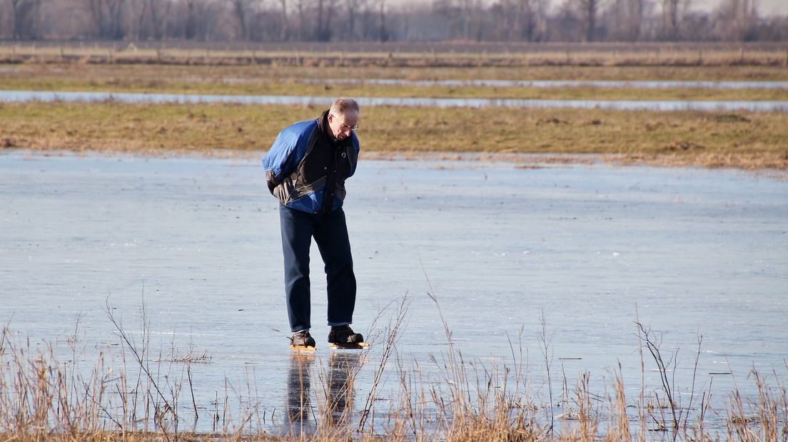 Het ijs op met houten schaatsen