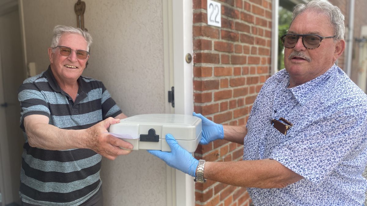 Hans (82) gaat iedere dag op pad om maaltijden te bezorgen: 'Zorgen voor je naaste is het belangrijk