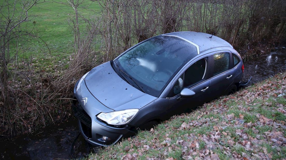 Auto in de sloot in Vriezenveen