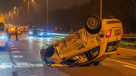 Auto slaat over de kop na aanrijding op de A30 bij Lunteren, inzittende gaat ervandoor. Auto slaat over de kop na aanrijding op de A30 bij Lunteren, inzittende gaat ervandoor.